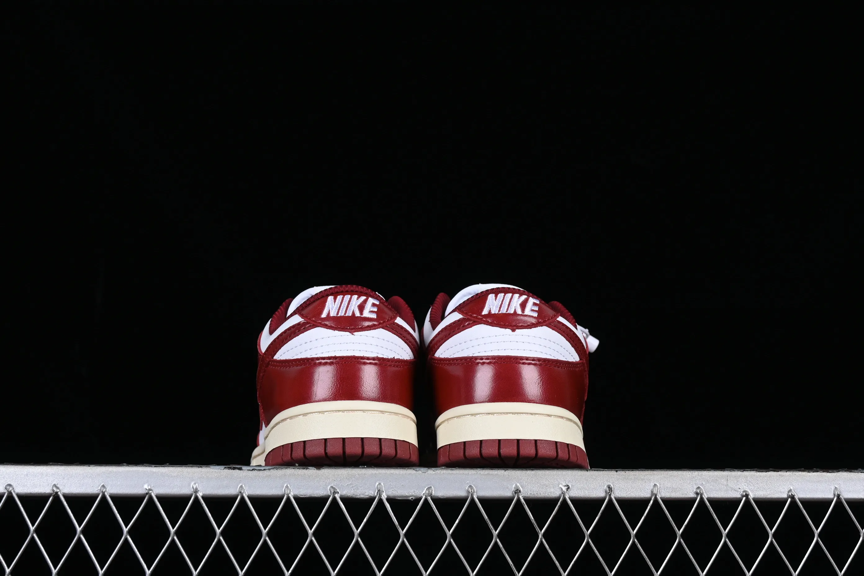 All Categories Nk SB Dunk Series Nk SB Dunk Low Low-top sneakers Cost-effective version Nk Dunk Low Prm "Team Red" Retro white and red SB low-top sports and leisure sneakers FJ4555-100